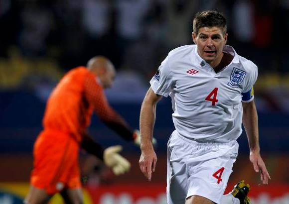 Reuters - El primer gol del juego fue para los ingleses por intermedio del capit&#225;n Steven Gerrard.