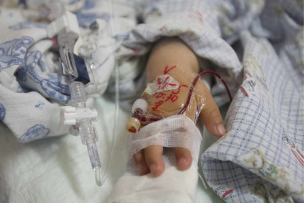 Foto de referencia de un bebé hospitalizado por desnutrición. FOTO COLPRENSA