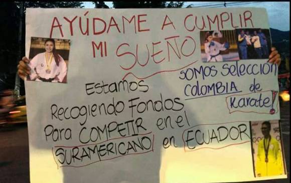 Por estos días se ha visto a dos karatecas con pancartas en los semáforos en busca de manos amigas para poder ir a un torneo suramericano. FOTO CORTESÍA
