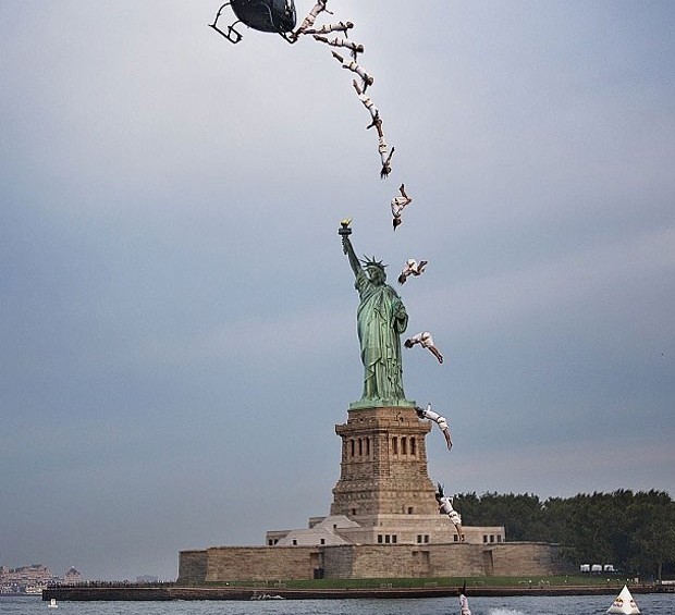El brinco frente a la Estatua de la Libertad en Nueva York, al río Hudson. FOTOs cortesía Red BUll 