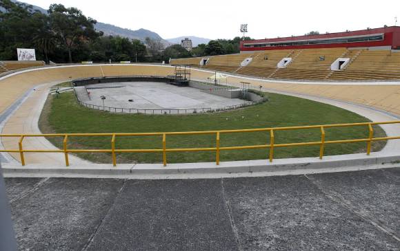 El velódromo presenta grietas en su pista, que han sido recubiertas con un material sintético para evitar que sigan creciendo y para que el piso quede homogéneo para los ciclistas . FOTO JAIME PÉREZ