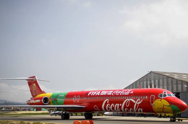 COLPRENSA - El galard&#243;n lleg&#243; en un avi&#243;n de Coca Cola y fue recibido en el aeropuerto El Dorado por el &#237;cono del balompi&#233; colombiano Carlos El Pibe Valderrama