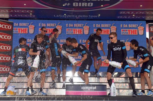 AP - Bradley Wiggins, el vigente campeón del Tour de Francia, guió a su equipo a una victoria en la contrarreloj.