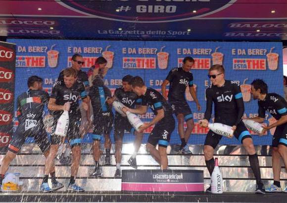 AP - Bradley Wiggins, el vigente campeón del Tour de Francia, guió a su equipo a una victoria en la contrarreloj.