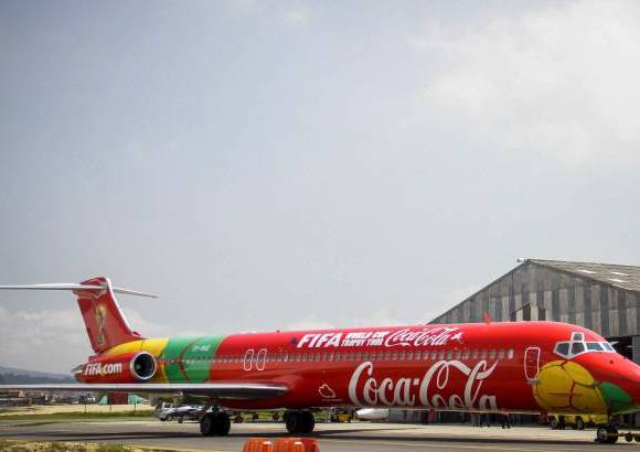 COLPRENSA - El galard&#243;n lleg&#243; en un avi&#243;n de Coca Cola y fue recibido en el aeropuerto El Dorado por el &#237;cono del balompi&#233; colombiano Carlos El Pibe Valderrama