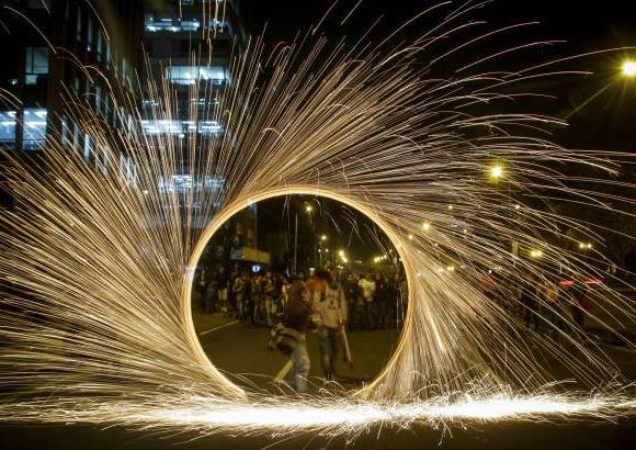 Colprensa - Esta lucha com&#250;n por la educaci&#243;n con la Mesa Amplia Nacional Estudiantil, la Asociaci&#243;n Distrital de Educadores, la Federaci&#243;n Colombiana de Educadores, y los distintos actores de la educaci&#243;n colombiana, le exige al Gobierno Nacional la inmediata resoluci&#243;n de la crisis educativa que vive el pa&#237;s, expres&#243; el comunicado de la Mane, donde se convoc&#243; la movilizaci&#243;n.