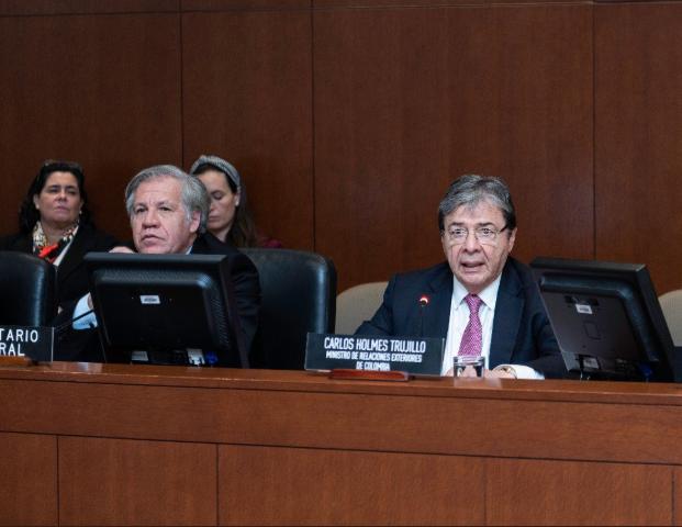 A la derecha el secretario general Luis Almagro. A la izquierda el canciller colombiano Carlos Holmes Trujillo. FOTO: @Almagro_OEA2015