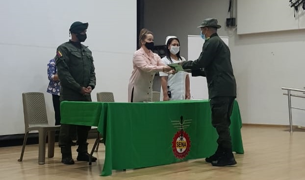 La graduación de los policías enfermeros se realizó en la sede del Sena en Medellín. FOTO: CORTESÍA DE LA POLICÍA.