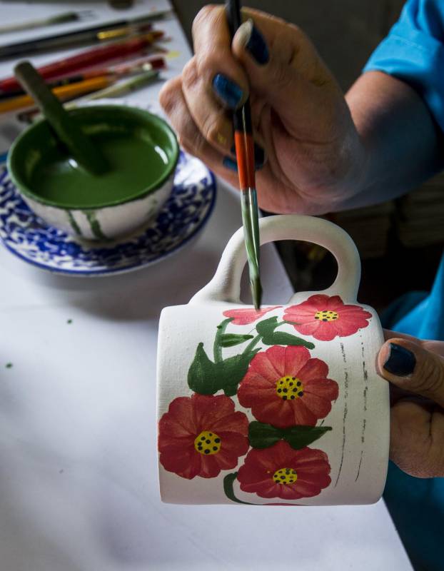 Su venta ya es reconocida en el oriente de Antioquia y atrae a turistas nacionales y extranjeros que pueden visitar los talleres para ver cómo se da forma a las vajillas de colores. Foto: Jaime Pérez
