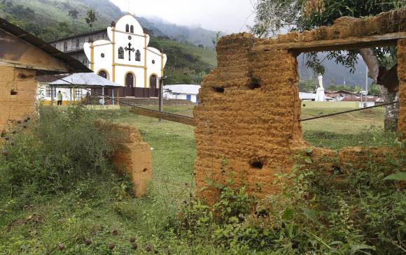 Foto 1: En El Aro muchas de las casas quemadas fueron abandonadas. Foto 2: Joaquín Emilio Echavarría, sobreviviente de la masacre. Foto 3: El 10 de abril levantaron una cruz en memoria de las víctimas. FOTOS donaldo zuluaga