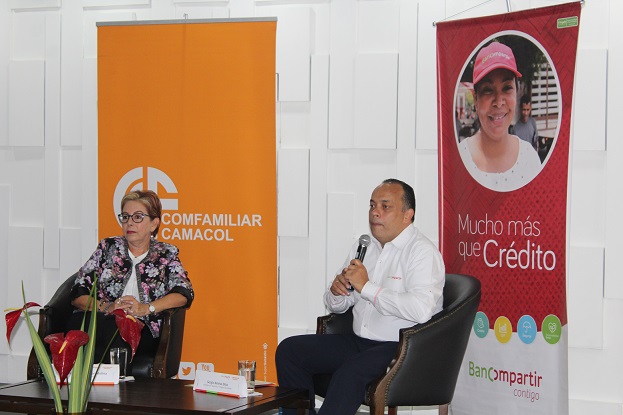 Norha Helena Salazar Molina, directora administrativa de Comfamiliar Camacol y Sergio Arenas Díaz, gerente de Negocios de la región Occidente de Bancompartir. Foto: Cortesía Comfamiliar Camacol.