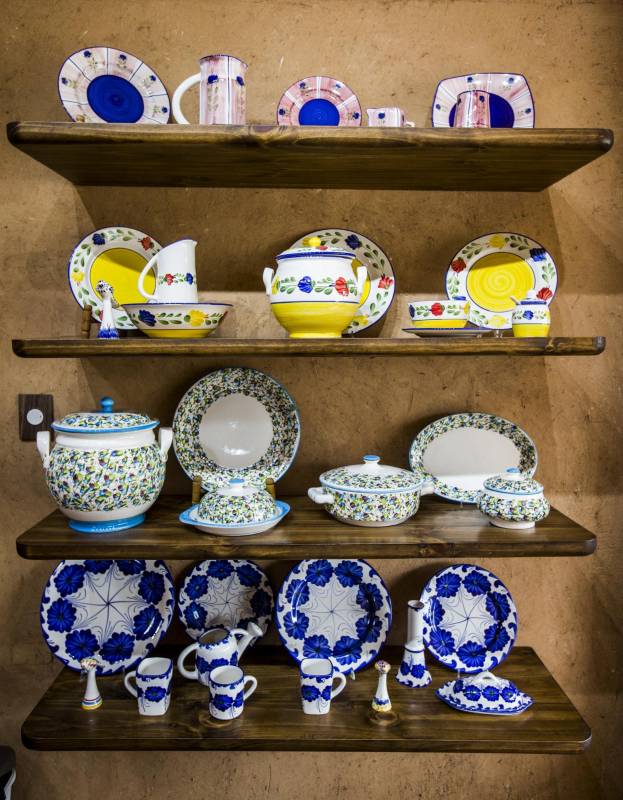 Su venta ya es reconocida en el oriente de Antioquia y atrae a turistas nacionales y extranjeros que pueden visitar los talleres para ver cómo se da forma a las vajillas de colores. Foto: Jaime Pérez