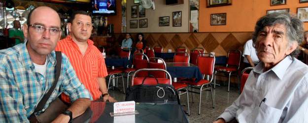 Leonel visita bares y cafés del sector La Bastilla del centro. En la Heladería La Marquesa toma tinto y cerveza, mientras canta y desahoga sus penas. | Jaime Pérez