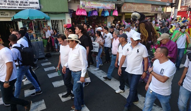 La marcha partió a las 3:00 de la tarde, desde la casa de la cultura del Cerro del Ángel, en el centro de Bello. FOTO cortesía
