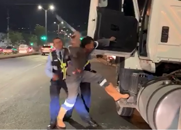 El video captó el instante en el que el conductor usó un machete para facilitar su escape del procedimiento de los guardas. FOTO: Cortesía Guardianes Antioquia (tomada de video).