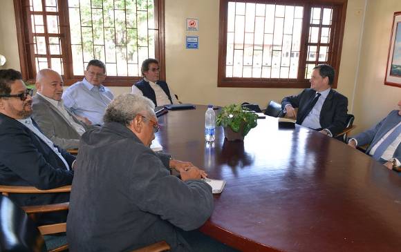 La decisión fue tomada en la reunión que sostuvieron, en Bogotá, los delegados del Gobierno y las Farc, además aprobaron refrendar el acuerdo mediante el Congreso de la República que escuchará mañana al Gobierno. FOTO Cortesía Oficina Alto Comisionado para la Paz