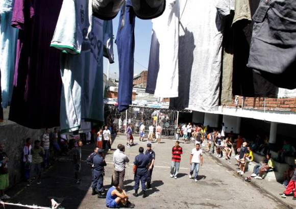 Manuel Saldarriaga - Los patios son escenarios donde los internos pasan el d&#237;a. En sus ba&#241;os, precisamente en las pocetas que sirven para lavar manos y dientes, es donde lavan la ropa, los tenis y las toallas.