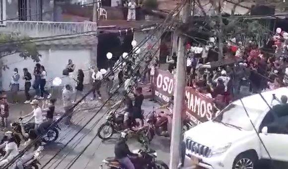 La asistencia fue masiva al sepelio de alias “el Oso”, en el que hubo disparos al aire y frases en homenaje al presunto miembro del combo “Niquía Camacol”. FOTO CORTESÍA GUARDIANES ANTIOQUIA
