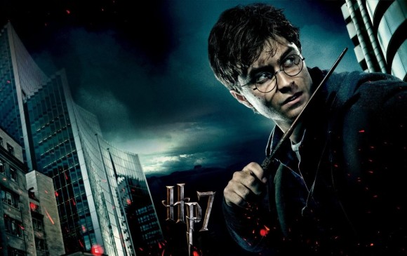 Así lucía Daniel Radcliffe interpretando a Harry Potter en la séptima película de la saga en la que se supone que el mago tendría 17 años. FOTO Cortesía Warner Bros. Pictures