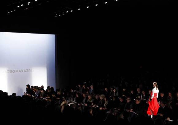 Reuters - Los vendedores, editores y estilistas pudieron apreciar una muestra previa de las m&#225;s de 100 colecciones que se presentar&#225;n en los pr&#243;ximos ocho d&#237;as en Nueva York. La Semana de la Moda pasar&#225; despu&#233;s a Londres, Mil&#225;n, Italia y Par&#237;s.