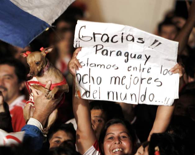 reuters - Otro, perro, pero esta vez no argentino sino paraguayo, también le quiso agradecer a su seleccionado por haber quedado entre los mejores 8 equipos el planeta.