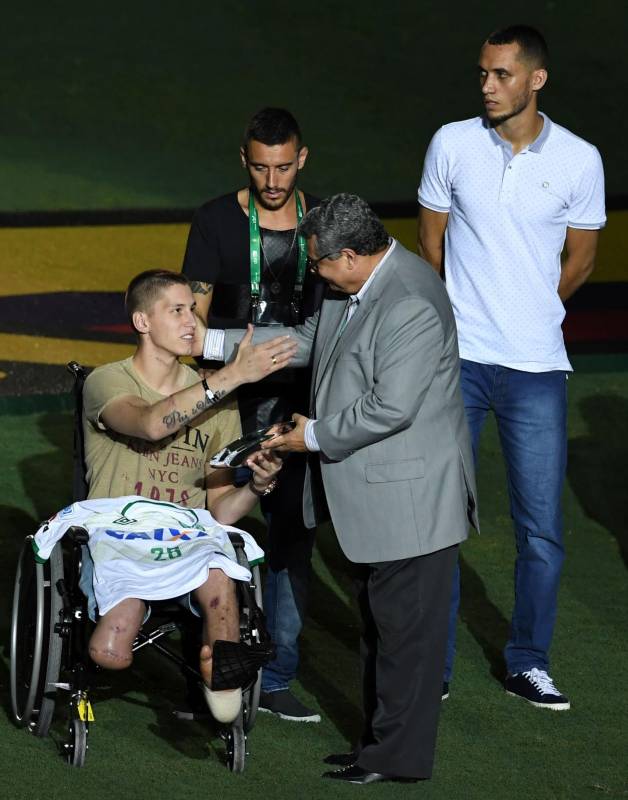 Los tres jugadores supervivientes, Jackson Follmann, Helio Neto y Alan Ruschel recibieron varios reconocimientos en la previa del partido. FOTO AFP