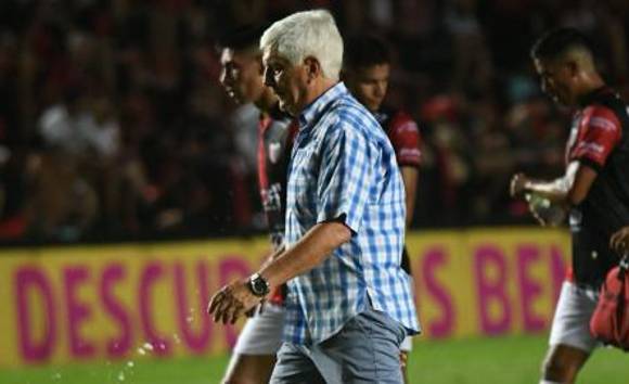 Julio Comesaña duró poco tiempo con Colón de Argentina, una mala campaña lo llevó a la renuncia. FOTO SACADA DE INTERNET