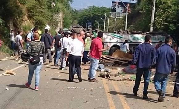 El accidente ocurrió unos 3 kilómetros después del parque de Los Tamarindos en el sentido Medellín-San Jerónimo. FOTO CORTESÍA TELEANTIOQUIA NOTICIAS
