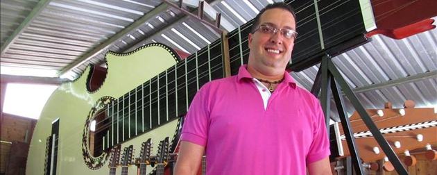 Artesano puertorriqueño creó el instrumento acústico más grande del mundo