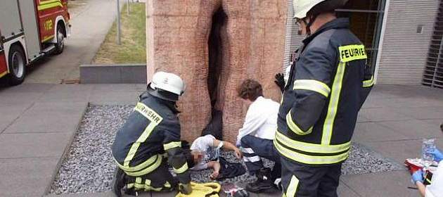 Joven queda atrapado en una escultura en forma de vagina en Alemania |