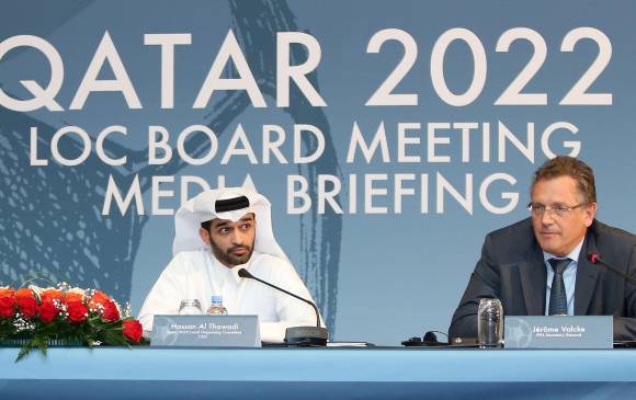 Jerome Valcke, secretario general del la Fifa, acompañado por un miembro del comité organizador de la Copa Mundo 2022. FOTO AFP