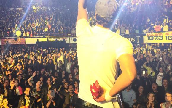 Pese a que se le aconsejó parar el concierto, el cantante español continuó durante otra media hora. FOTO AP