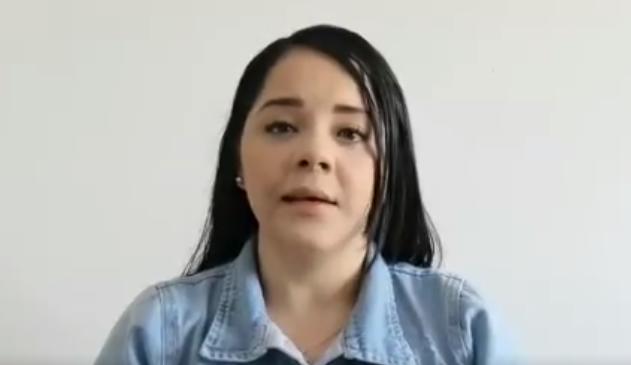 Imagen tomada del video en el que la funcionaria Elizabeth Ramírez ofrece disculpas y confirma que presentó su renuncia.