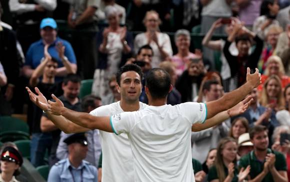 “Este galardón debe servir para que el Gobierno mire más el tenis, para incentivar su práctica y que hayan más canchas”, es el clamor de Robert Farah, aquí con Juan Cabal, campeones de Wimbledon. FOTO efe