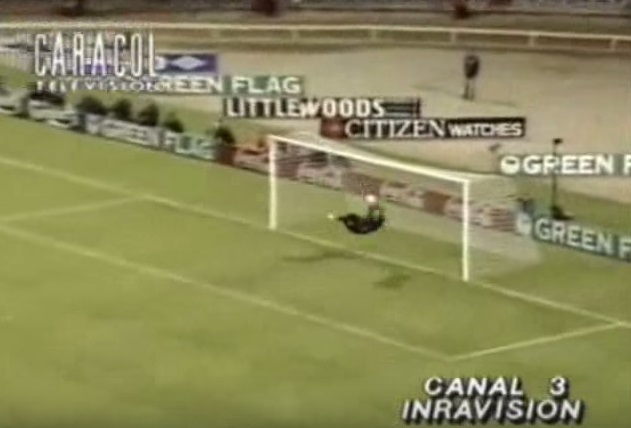 FOTO ARCHIVO José René Higuita le dejó muchas cosas buenas al fútbol por su atrevimiento, magia, calidad y visión.