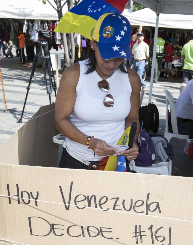 Las votaciones fueron ágiles. FOTO JAIME PÉREZ