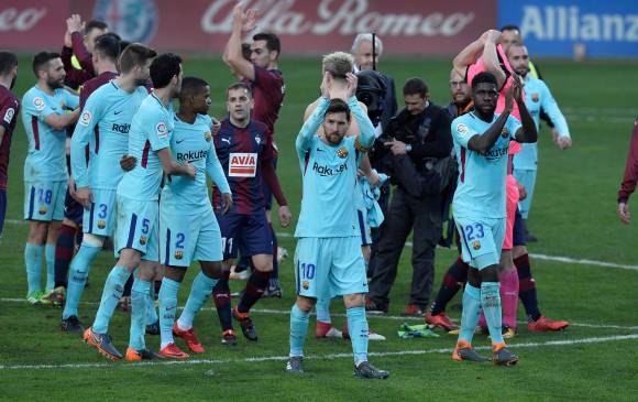 Los jugadores del Barcelona, con Messi a la cabeza, responden con aplausos el apoyo de la tribuna. FOTO REUTERS