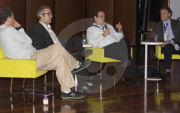 Los economistas Andrés Neumeyer (Argentina), Carlos Viana (Brasil), José Toro (Colombia) durante el panel que moderó Enrique Alberola (España) FOTO Manuel SALDARRIAGA