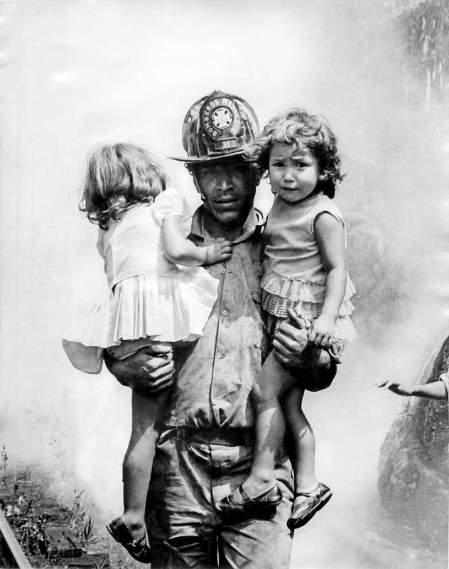El teniente del cuerpo de bomberos Fernando Serna por su coraje y valentía fué uno de los héroes de la jornada. Foto: Archivo El Colombiano