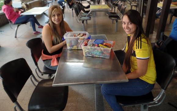 Sara López y Manuela Sánchez, ambas de Eafit, venden confites y mecatos. 