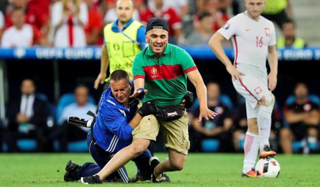 Shamshir Karimi fue el aficionado suizo de origen iraquí que saltó a la cancha en la prórroga del partido Portugal vs. Polonia para abrazar a Cristiano Ronaldo. FOTO EFE