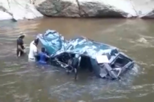 El accidente se presentó en la vía Anorí –Dos Bocas, en la vereda El Chillido, cuando el vehículo salio de la carretera y cayó por un barranco.