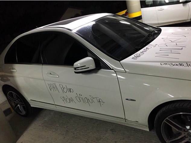 Una mujer rayó el lujoso carro de novio por una infidelidad