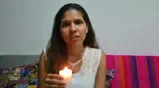 La secretaria de las Mujeres de Medellín, Juliana Martínez, encendió una vela en honor a la vida de Luz Dary Murillo, asesinada el pasado domingo 12 de abril en un hecho que es investigado y podría tratarse de un caso de feminicidio. FOTO CORTESÍA ALCALDÍA DE MEDELLÍN
