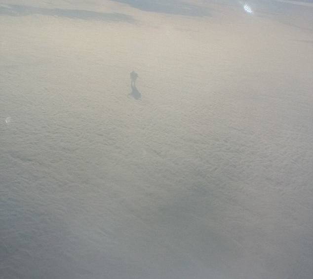 Extraña silueta fue fotografiada sobre las nubes desde un avión 