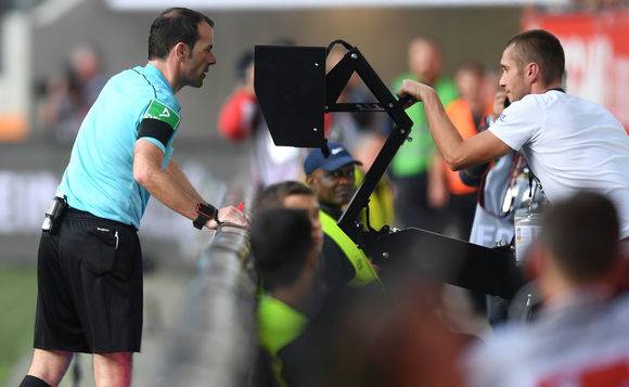 La tecnología del VAR fue pensada para ayudar a los árbitros en las jugadas complicadas o polémicas durante un partido. FOTO AFP
