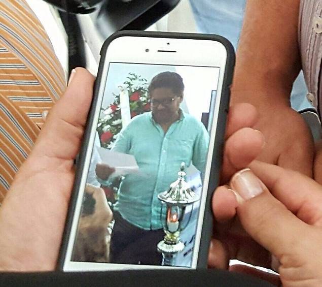El sepelio fue a puerta cerrada, algunos asistentes tomaron fotografías del jefe guerrillero mientras leyó unas palabras para su madre. FOTO Colprensa