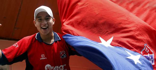 Oriente arrastra fervor rojo | El sentimiento de Cristian Jiménez se expresa en su bandera. En los barrios del Oriente de Medellín se siente el apoyo al cuadro rojo. Las banderas son testimonio. FOTOS JULIO CÉSAR HERRERA