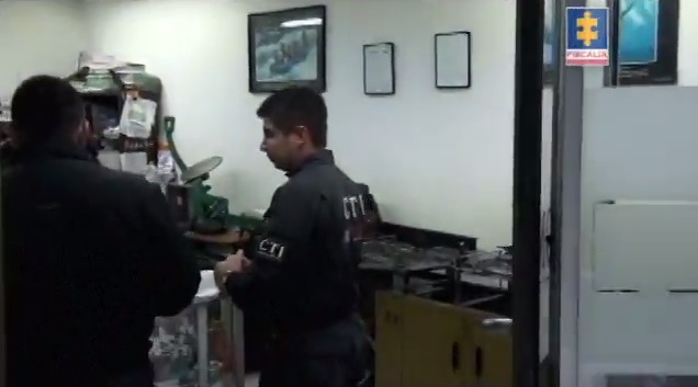 Las planchas para falsificar los nuevos billetes de 50.000 y 100.000 pesos colombianos fueron halladas por el Cuerpo Técnico de Investigación. FOTO FISCALÍA