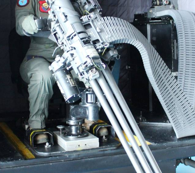 La Aerotécnica Natalia Rincón está en la capacidad de operar una ametralladora Gau 19 calibre .50. Foto: Fuerza Aérea